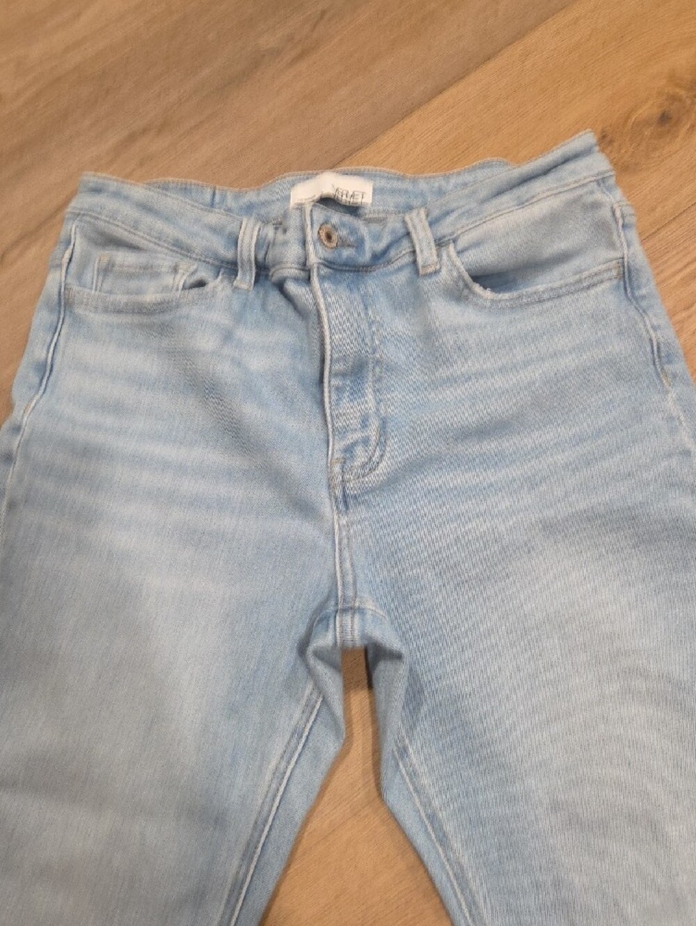 Women’s Light Blue Cropped Straight Jeans with Raw Hem - Picture 4 of 8